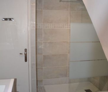 A CHATILLON SUR CHALARONNE – A LOUER T2 meublé en plein centre de C... - Photo 4