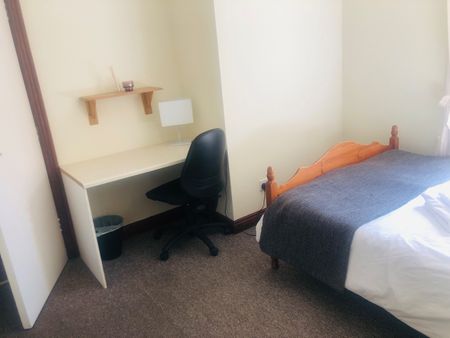 5 Bed Terraced House, Milton Road, SO15 - Photo 5