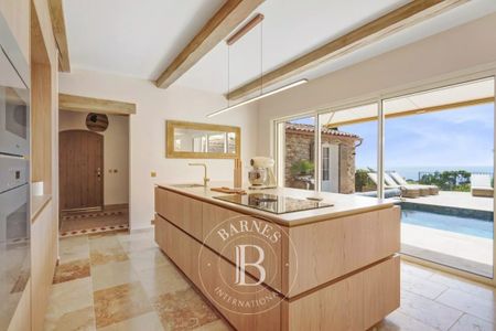 LES ISSAMBRES - VILLA DE CHARME - 4 CHAMBRES - VUE MER - Photo 2