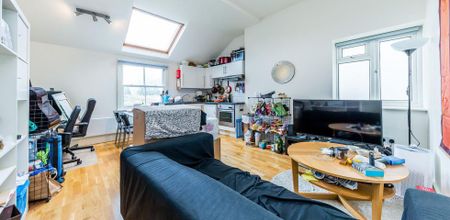 Spacious modern one bed with access to a communal garden - Photo 2