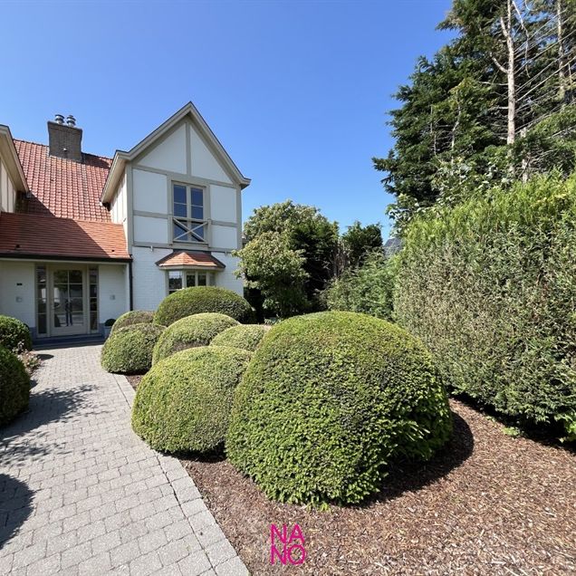 Charmante en ruime koppelvilla in een typische 'KNOKSE STIJL' met 4 slaapkamers, een zonnige tuin en een grote garage, gelegen langs één van de belangrijkste invalswegen van Knokke-Heist. - Photo 1