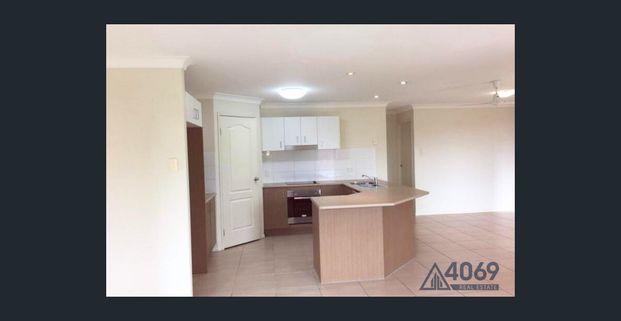 Spacious Family Home in Quiet Moggill Street - Photo 1