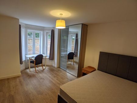 3 bedroom flat to rent - Photo 4