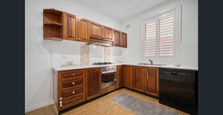 Versatile Dual-Living Blending Classic Charm & Modern Convenience - Photo 5