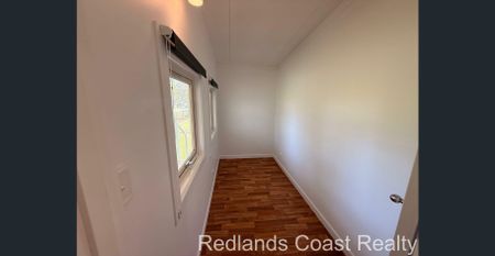 Beautiful 2 Bedroom Property With Water Glimpses - Photo 2