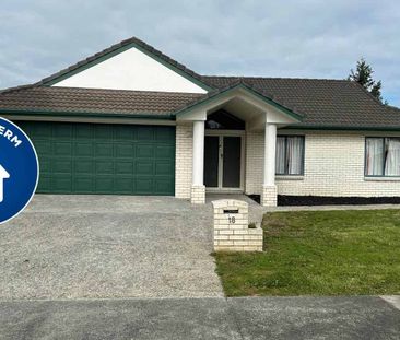 Spacious 5-Bedroom Family Home - Photo 2