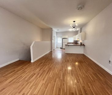 3 LEVEL SPACIOUS TOWNHOUSE | 286 CROWN DRIVE | AVAILABLE OCT 15 - Photo 4