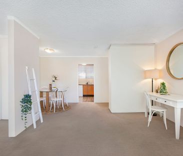 Relaxed Bayside Living with Water Views in the Heart of Chiswick - Photo 2