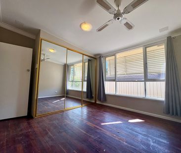 A versatile home with convenient side access - Photo 4