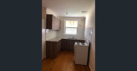 Neat 3 Bedroom Semi - Photo 4