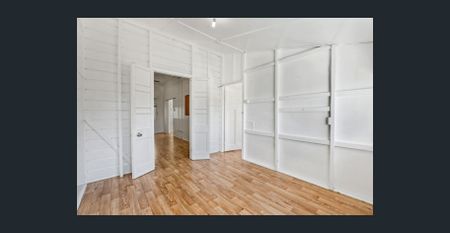 Upstairs Unit - Fully Air Conditioned - Photo 5