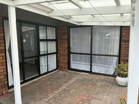 Brick and tile Family Home Blockhouse Bay - Photo 4