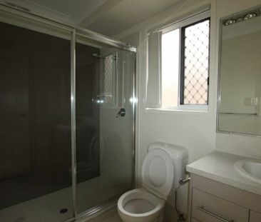 Spacious Family Home with Air Conditioning & Outdoor Living - Photo 5