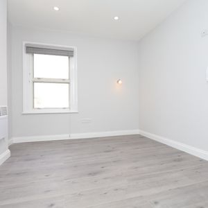 Studio Flat, Honley Road, SE6 - Photo 2