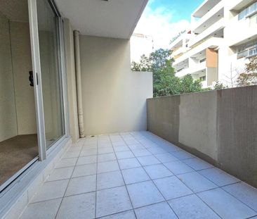MODERN SPLIT-LEVEL 1 BEDROOM APARTMENT IN THE HEART OF MAROUBRA - Photo 5