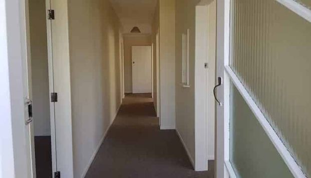 Sunny Large 4 bedroom house - Photo 1