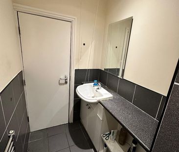 Room in a Shared House, Burley Road, LS4 - Photo 3