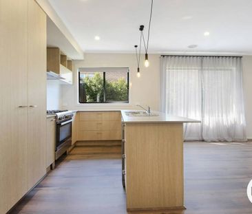 LOVELY FOUR BEDROOM HOME! - Photo 5