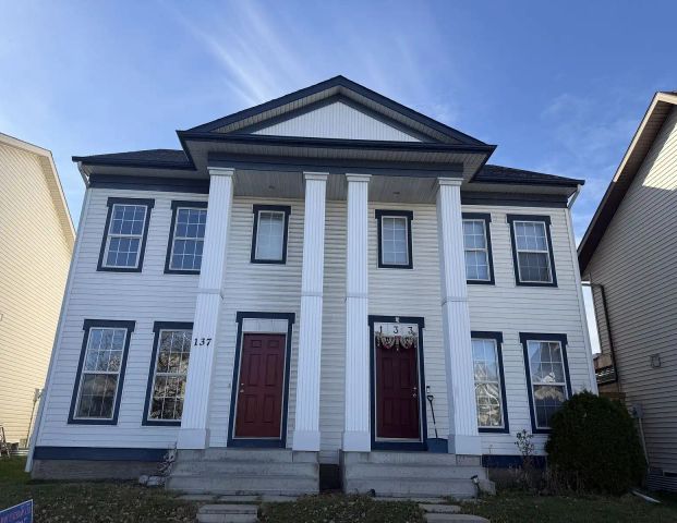 Beautiful 3-Bedroom Home with Finished Basement & Double Garage, Fenced Yard — 3 Bedrooms+ Den Duplex - Photo 1