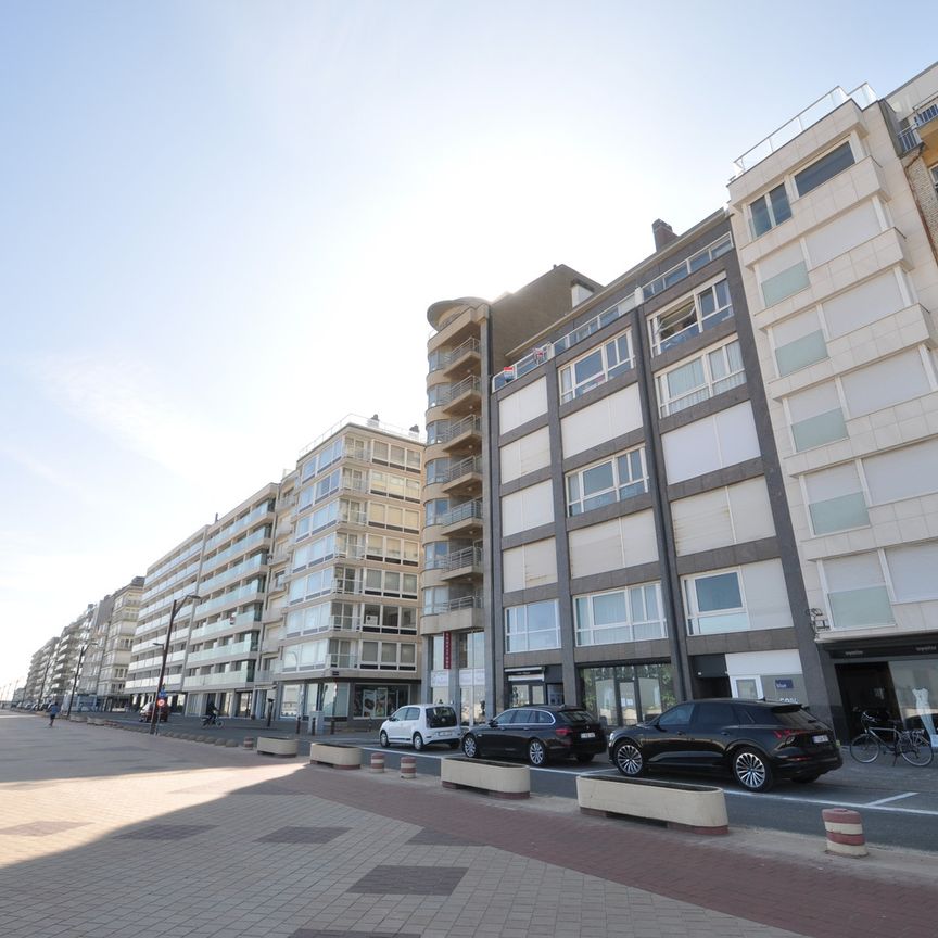 Mooi dakappartement met terras uitgevend op de Zeedijk van het Zoute - Foto 1