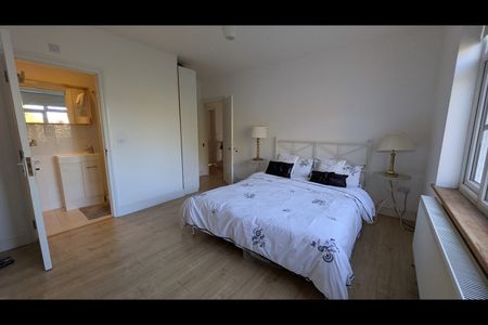 3 Bed Flat, Northampton Road, CR0 - Photo 2