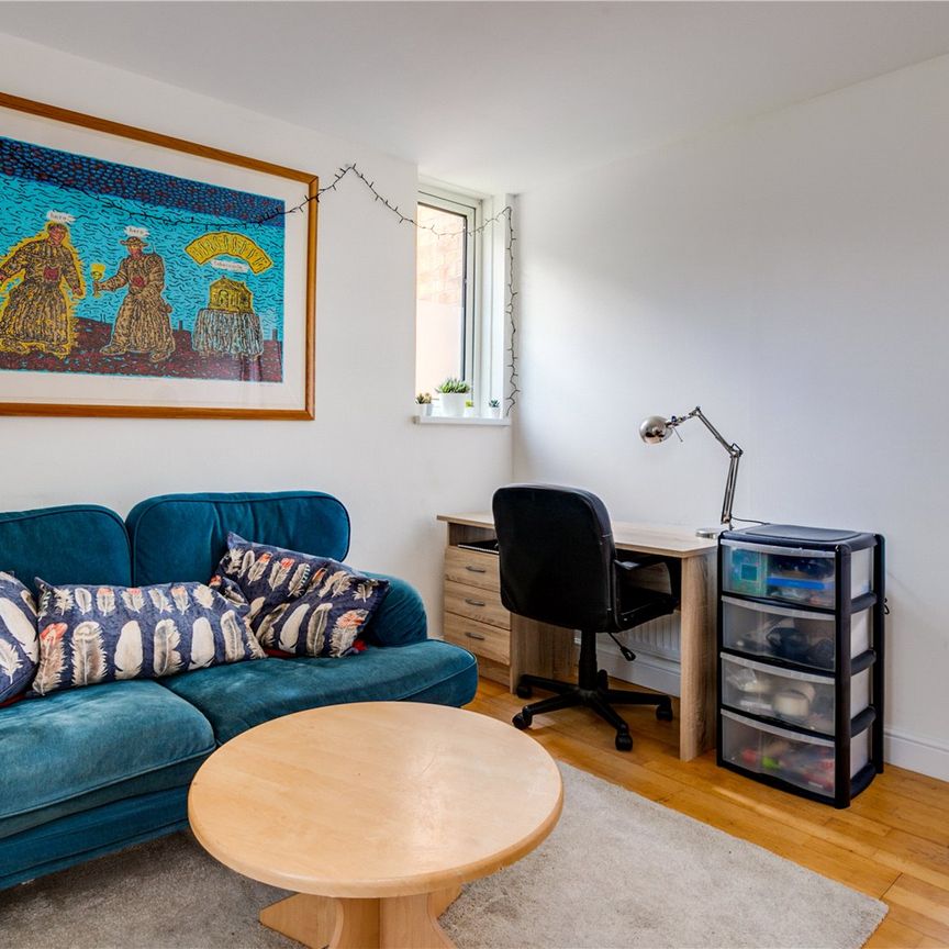 Ashley Crescent, London, SW11, London - Photo 1