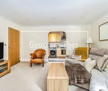 Leatherhead - Photo 4