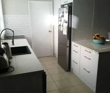 Only a short walk from the park - Photo 4