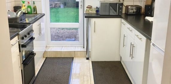 Room in a Shared House, Headingley Avenue, LS6 - Photo 2