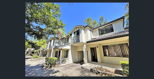 HUGE 3 BEDROOM TOWNHOUSE PLUS STUDY AREA IN QUIET CUL-DE-SAC DEVELOPMENT - Photo 1