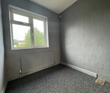 3 Bedroom Terraced - Photo 2