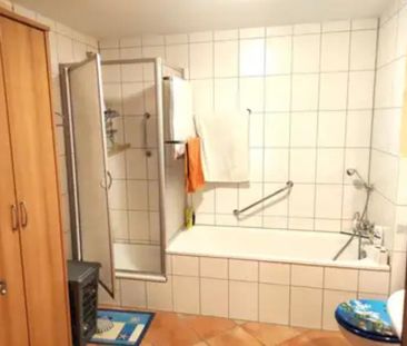 Moderne 2,5-Zimmer-Wohnung mit Einbauküche, Dachterrasse & TG-Stell... - Foto 1