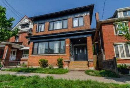 $1,699 / 2 br / 1 ba / 800 sqft 32 Sherman ave S unit 1 - Photo 3