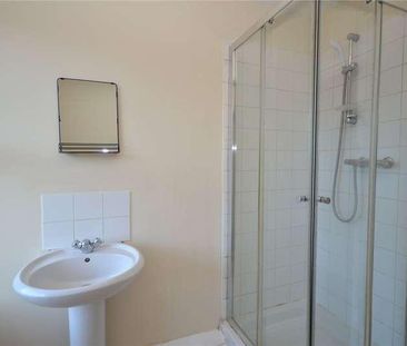 County Road, Swindon, Wiltshire, SN1 - Photo 6