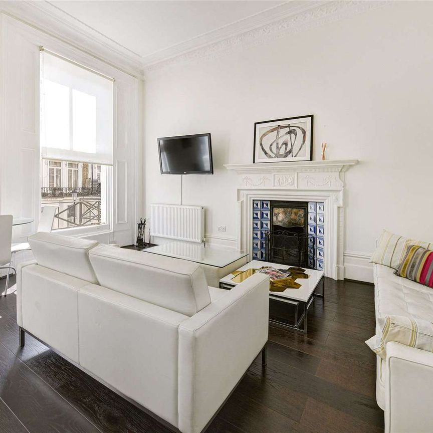 This is a charming 2 bedroom flat on the first floor of a popular period conversion near Gloucester Road. - Photo 1