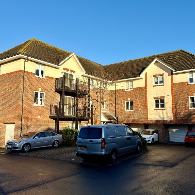 2 Bedroom Flat / Apartment - Station Road, Netley Abbey - Photo 1