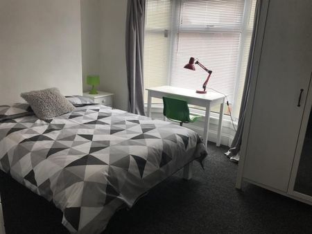 4 bedroom Flat To Let - Photo 5