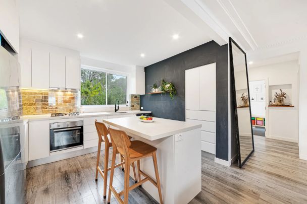 Beautifully Renovated Two Bedroom Apartment in 'Balfour Gardens' Complex - Photo 1