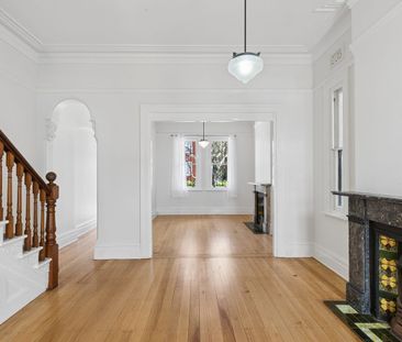 Elegant village living with a fresh contemporary finish - Photo 2