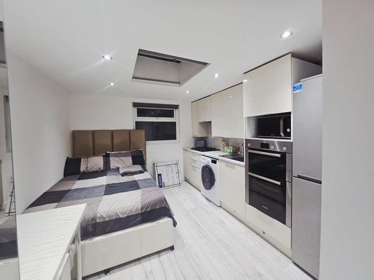 Studio to rent - Photo 1