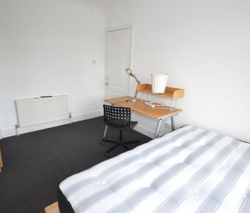 6 bedroom detached house to rent - Photo 2