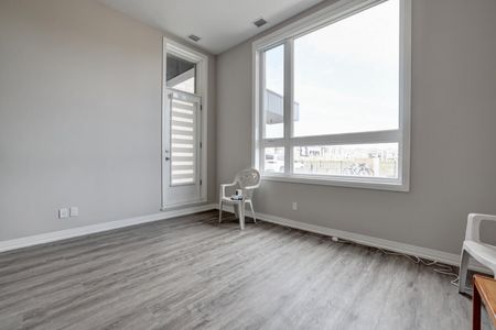 For Lease - 3265 Carding Mill Trail Unit# 101, Oakville, Ontario - Photo 2