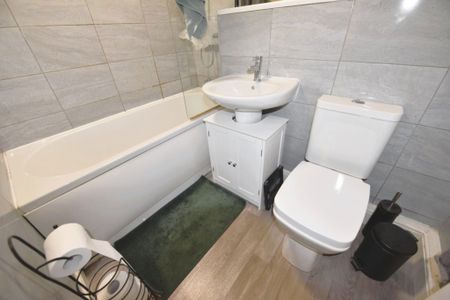 2 bedroom Flat in Montagu Drive, Leeds - Photo 4