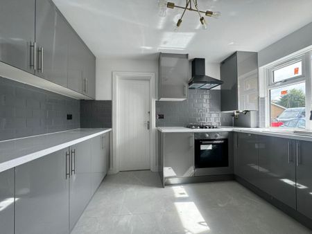 5 bedroom semi-detached house to rent - Photo 5