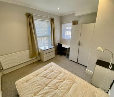 3 bedroom flat to rent - Photo 6