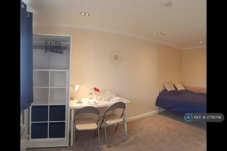 Studio to rent - Photo 3