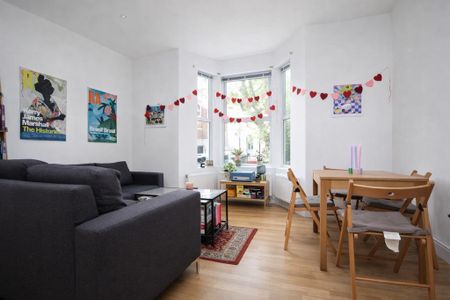 3 bedroom flat to rent - Photo 3