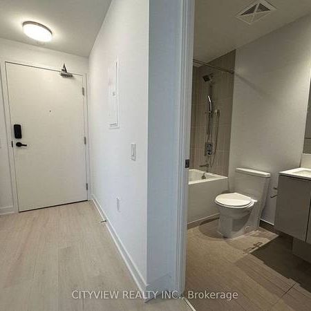 Burnhamthorpe/Confederation Stunning 1Bdrm +Den Modern Kitchen - Photo 4