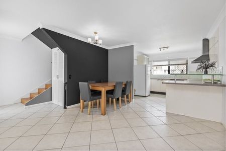 Bright & Airy 3-Bedroom Home – Walk to the Broadwater and Local Amenities - Photo 2