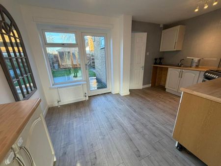 3 bedroom semi-detached house to rent - Photo 4